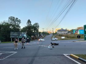 Coliso entre carro e moto deixa trs feridos e interdita BR-470 no trevo de acesso a Julinho