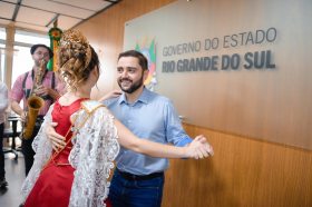 Comitiva da 15� Festur anima Porto Alegre com convite festivo para o evento que ser� em novembro