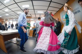 Comitiva da 15� Festur anima Porto Alegre com convite festivo para o evento que ser� em novembro