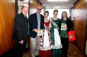 Comitiva da 15� Festur anima Porto Alegre com convite festivo para o evento que ser� em novembro