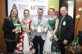 Comitiva da 15� Festur anima Porto Alegre com convite festivo para o evento que ser� em novembro