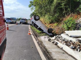 Condutora passa mal, perde controle do ve�culo e capota na BR-470 em S�o Pedro da Serra
