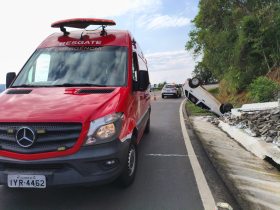 Condutora passa mal, perde controle do ve�culo e capota na BR-470 em S�o Pedro da Serra