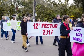 Desfile cvico celebra Independncia do Brasil e 30 anos da Festur em Salvador do Sul