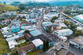 Desfile cvico celebra Independncia do Brasil e 30 anos da Festur em Salvador do Sul