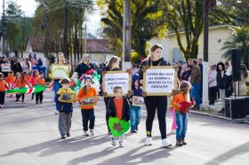 Desfile cvico celebra Independncia do Brasil e 30 anos da Festur em Salvador do Sul