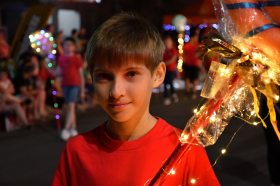 Desfile &lsquoFesturito vai � F�brica do Papai Noel&rsquo re�ne multid�o e emociona Salvador do Sul