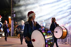 Desfile &lsquoFesturito vai � F�brica do Papai Noel&rsquo re�ne multid�o e emociona Salvador do Sul