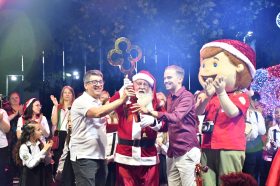 Desfile &lsquoFesturito vai � F�brica do Papai Noel&rsquo re�ne multid�o e emociona Salvador do Sul