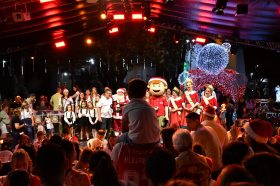 Desfile &lsquoFesturito vai � F�brica do Papai Noel&rsquo re�ne multid�o e emociona Salvador do Sul