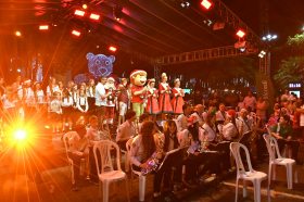 Desfile &lsquoFesturito vai � F�brica do Papai Noel&rsquo re�ne multid�o e emociona Salvador do Sul