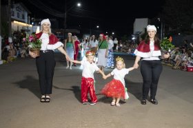 Desfile Natalino encanta S�o Pedro da Serra com luz, cor e emo��o