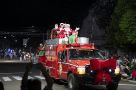 Desfile Natalino encanta S�o Pedro da Serra com luz, cor e emo��o