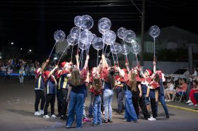 Desfile Natalino encanta S�o Pedro da Serra com luz, cor e emo��o