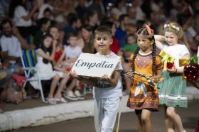 Desfile Natalino encanta S�o Pedro da Serra com luz, cor e emo��o