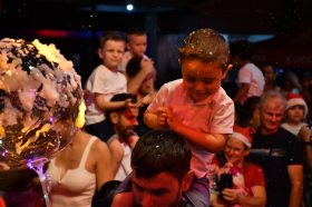 Desfile &rsquoFesturito vai � F�brica do Papai Noel&ldquo re�ne multid�o e emociona Salvador do Sul