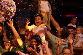 Desfile &rsquoFesturito vai � F�brica do Papai Noel&ldquo re�ne multid�o e emociona Salvador do Sul