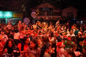 Desfile &rsquoFesturito vai � F�brica do Papai Noel&ldquo re�ne multid�o e emociona Salvador do Sul