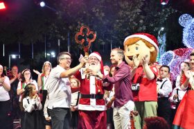 Desfile &rsquoFesturito vai � F�brica do Papai Noel&ldquo re�ne multid�o e emociona Salvador do Sul