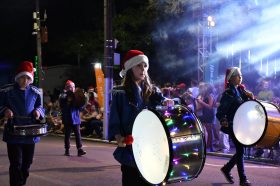 Desfile &rsquoFesturito vai � F�brica do Papai Noel&ldquo re�ne multid�o e emociona Salvador do Sul