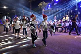 Desfile &rsquoFesturito vai � F�brica do Papai Noel&ldquo re�ne multid�o e emociona Salvador do Sul