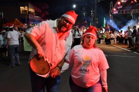 Desfile &rsquoFesturito vai � F�brica do Papai Noel&ldquo re�ne multid�o e emociona Salvador do Sul