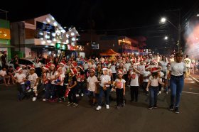 Desfile &rsquoFesturito vai � F�brica do Papai Noel&ldquo re�ne multid�o e emociona Salvador do Sul