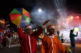 Desfile &rsquoFesturito vai � F�brica do Papai Noel&ldquo re�ne multid�o e emociona Salvador do Sul
