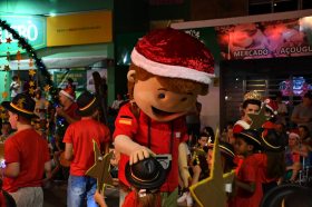 Desfile &rsquoFesturito vai � F�brica do Papai Noel&ldquo re�ne multid�o e emociona Salvador do Sul
