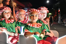 Desfile &rsquoFesturito vai � F�brica do Papai Noel&ldquo re�ne multid�o e emociona Salvador do Sul
