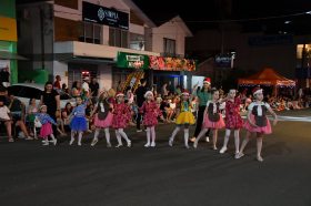 Desfile &rsquoFesturito vai � F�brica do Papai Noel&ldquo re�ne multid�o e emociona Salvador do Sul