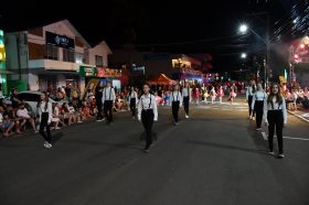 Desfile &rsquoFesturito vai � F�brica do Papai Noel&ldquo re�ne multid�o e emociona Salvador do Sul