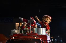 Desfile &rsquoFesturito vai � F�brica do Papai Noel&ldquo re�ne multid�o e emociona Salvador do Sul