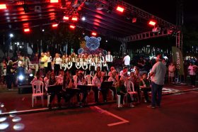Desfile &rsquoFesturito vai � F�brica do Papai Noel&ldquo re�ne multid�o e emociona Salvador do Sul