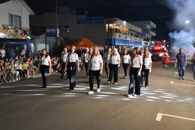 Desfile &rsquoFesturito vai � F�brica do Papai Noel&ldquo re�ne multid�o e emociona Salvador do Sul