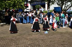 Festival Vokstanzgruppe von Kappesberg em Salvador do Sul teve grupos folcl�ricos da regi�o