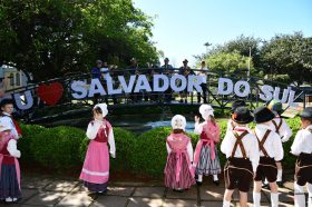 Festival Vokstanzgruppe von Kappesberg em Salvador do Sul teve grupos folcl�ricos da regi�o