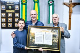 Nilson Vier recebe Mo��o de Honra ao M�rito por contribui��o ao agroneg�cio de Salvador do Sul