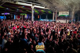 P�blico recorde no show da Ana Castela, em Marat�