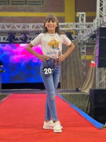 Representantes de S�o Pedro da Serra participam da Final Regional do Rei e Rainha Estudantil em Feliz