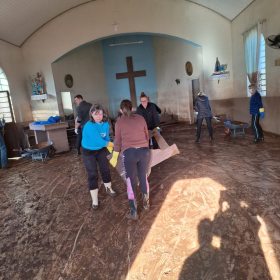 Volunt�rios participam de limpeza de igreja em Estrela