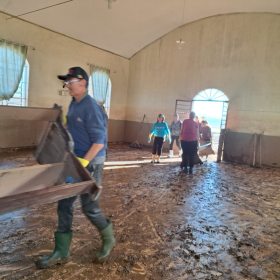 Volunt�rios participam de limpeza de igreja em Estrela