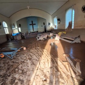 Volunt�rios participam de limpeza de igreja em Estrela