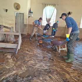 Volunt�rios participam de limpeza de igreja em Estrela