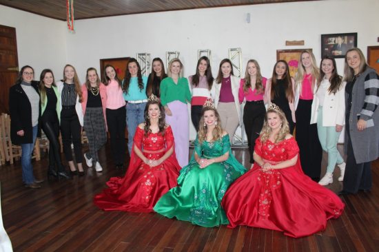 Ex-soberanas t�m encontro com candidatas � nova corte de Salvador do Sul