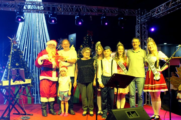Primeiro desfile de Natal tem grande p�blico em Salvador do Sul