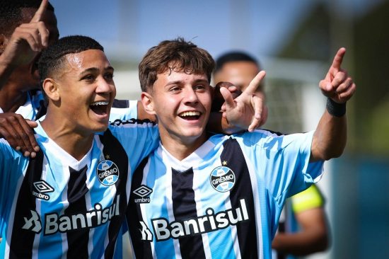 Gr�mio assina primeiro contrato profissional da promessa Jefinho