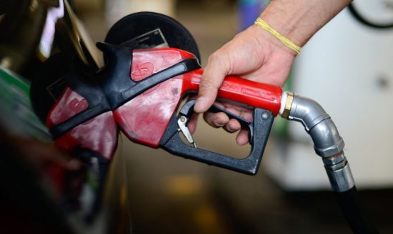 Pre�o da gasolina vai aumentar R$ 0,25 por litro com volta de impostos, diz Abicom