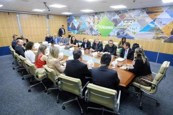 Prefeitos de re�nem com ministra do Turismo
