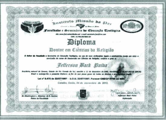 Professor usa diplomas falsos na regi�o